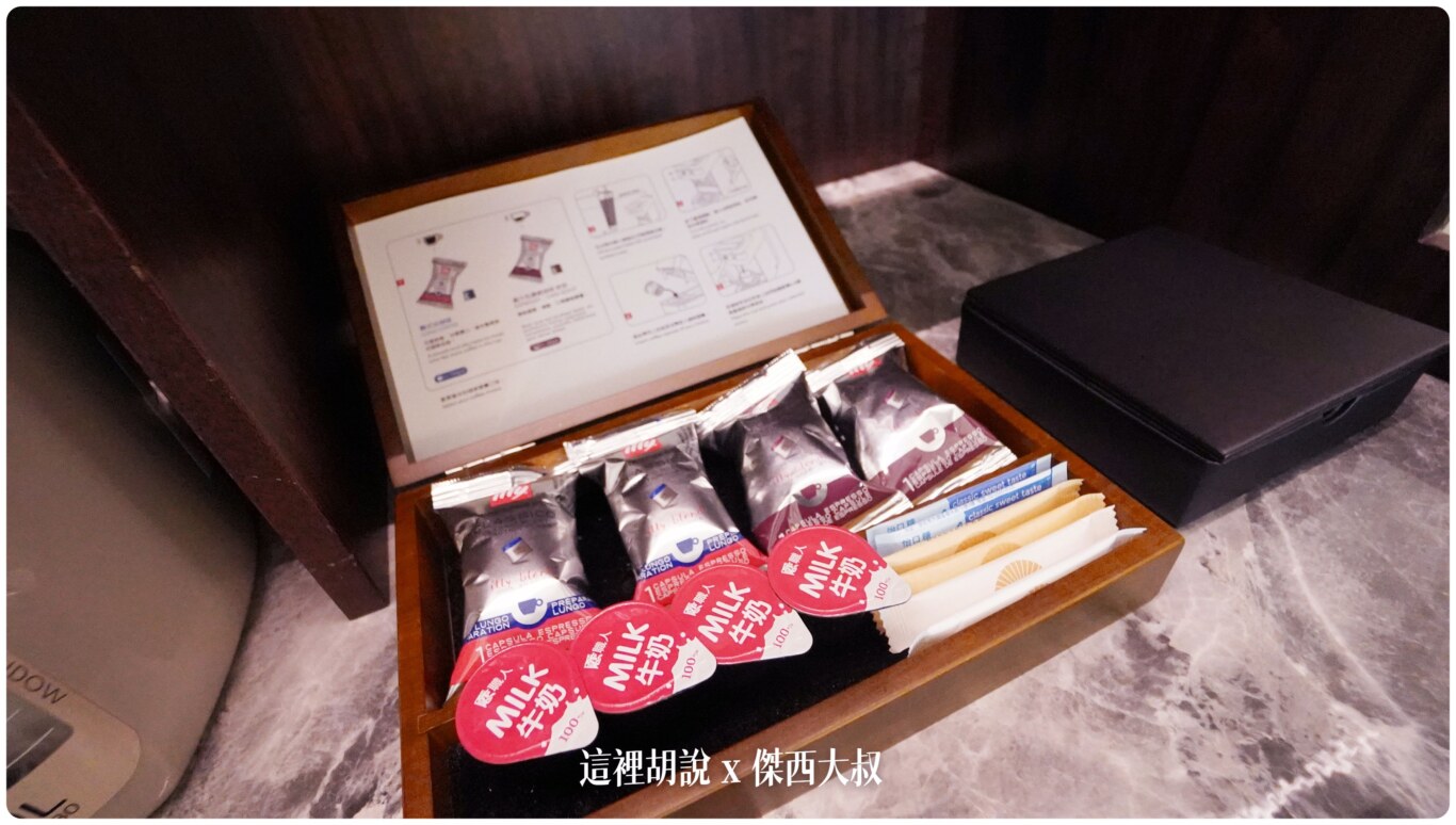 台北文華東方酒店 優雅及服務細節兼具的頂級服務飯店 餐飲細緻 Mandarin Oriental Taipei：寫字桌區域 / 大型MINIBAR