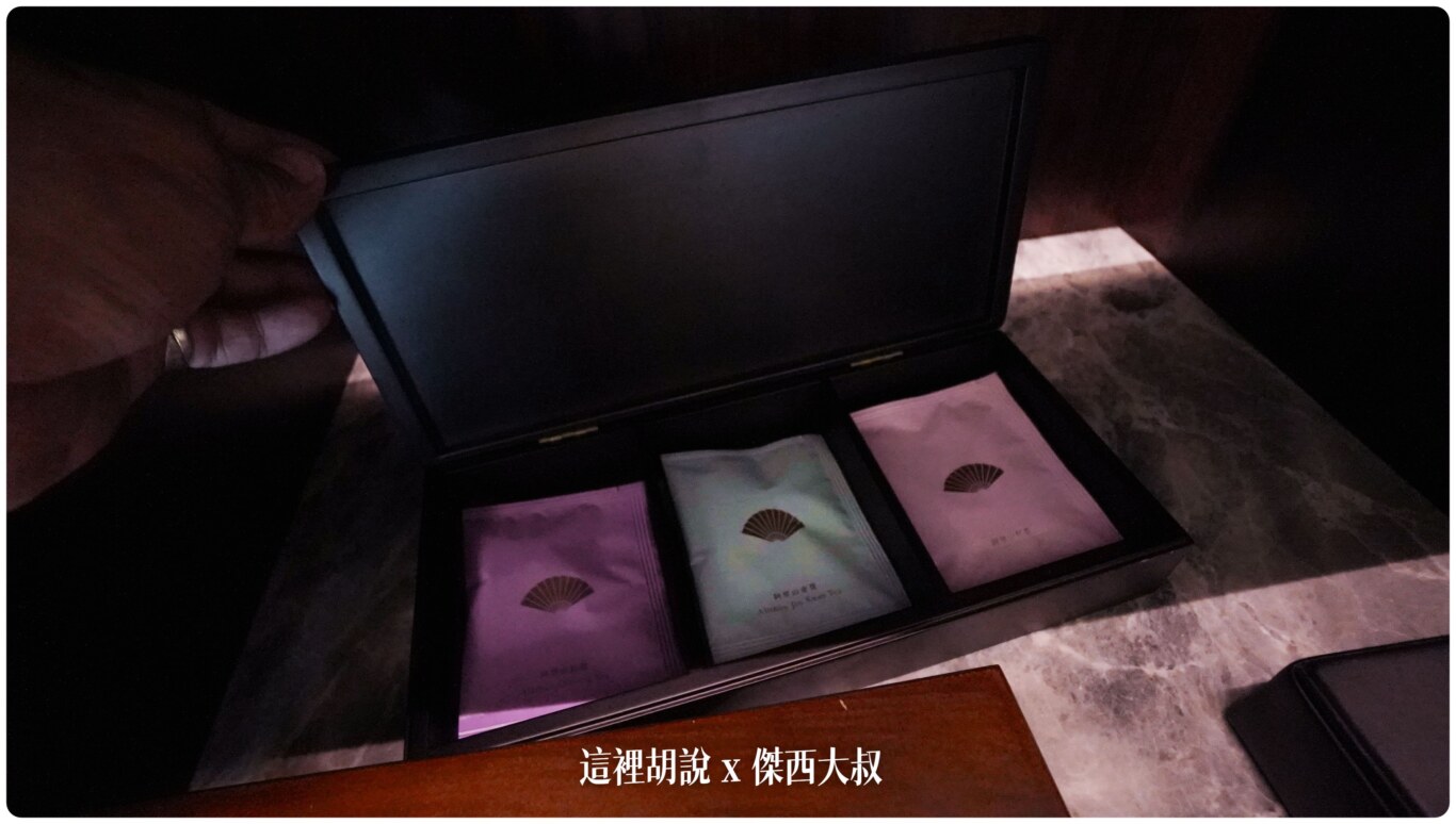 台北文華東方酒店 優雅及服務細節兼具的頂級服務飯店 餐飲細緻 Mandarin Oriental Taipei：寫字桌區域 / 大型MINIBAR