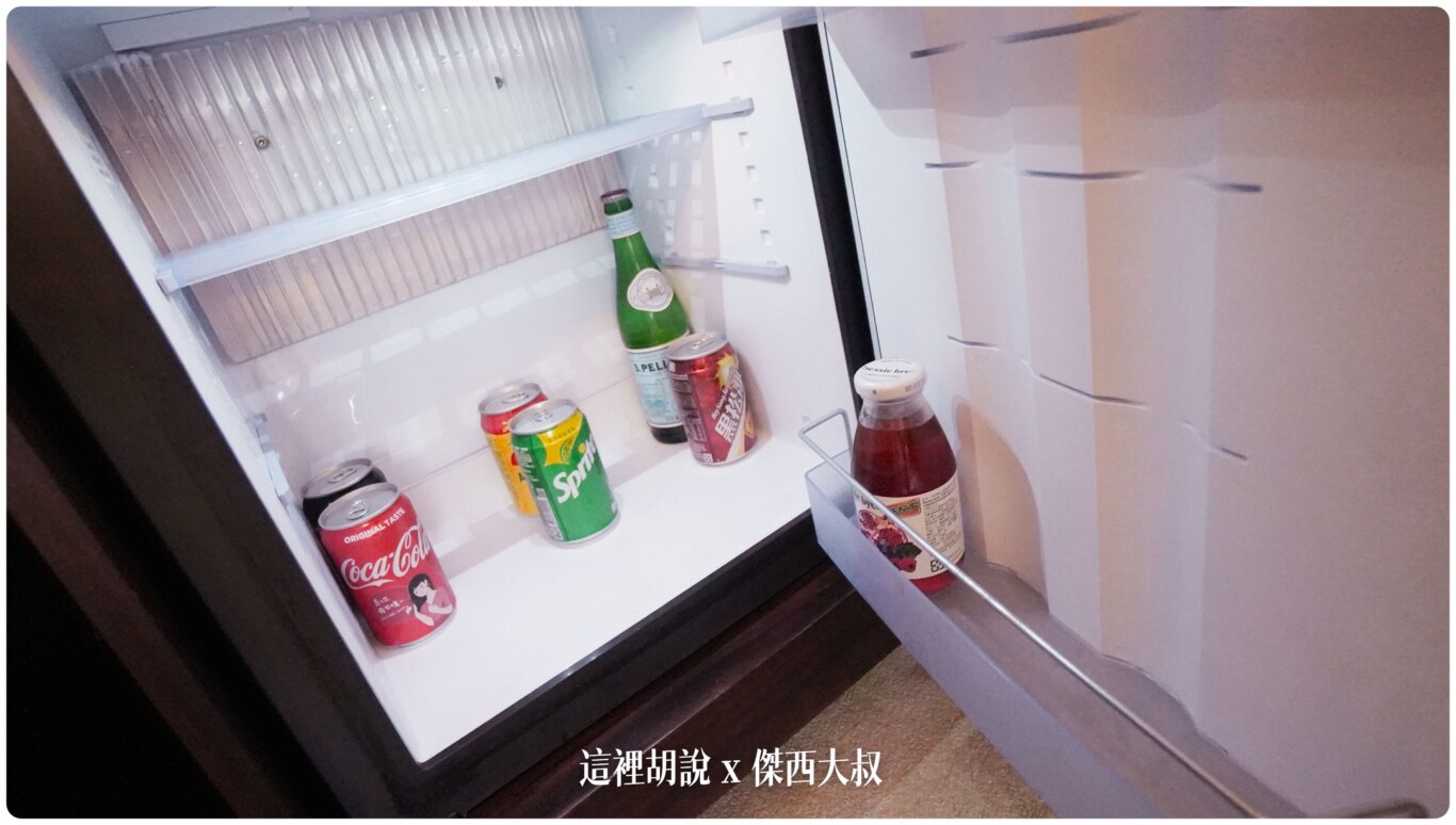 台北文華東方酒店 優雅及服務細節兼具的頂級服務飯店 餐飲細緻 Mandarin Oriental Taipei：寫字桌區域 / 大型MINIBAR
