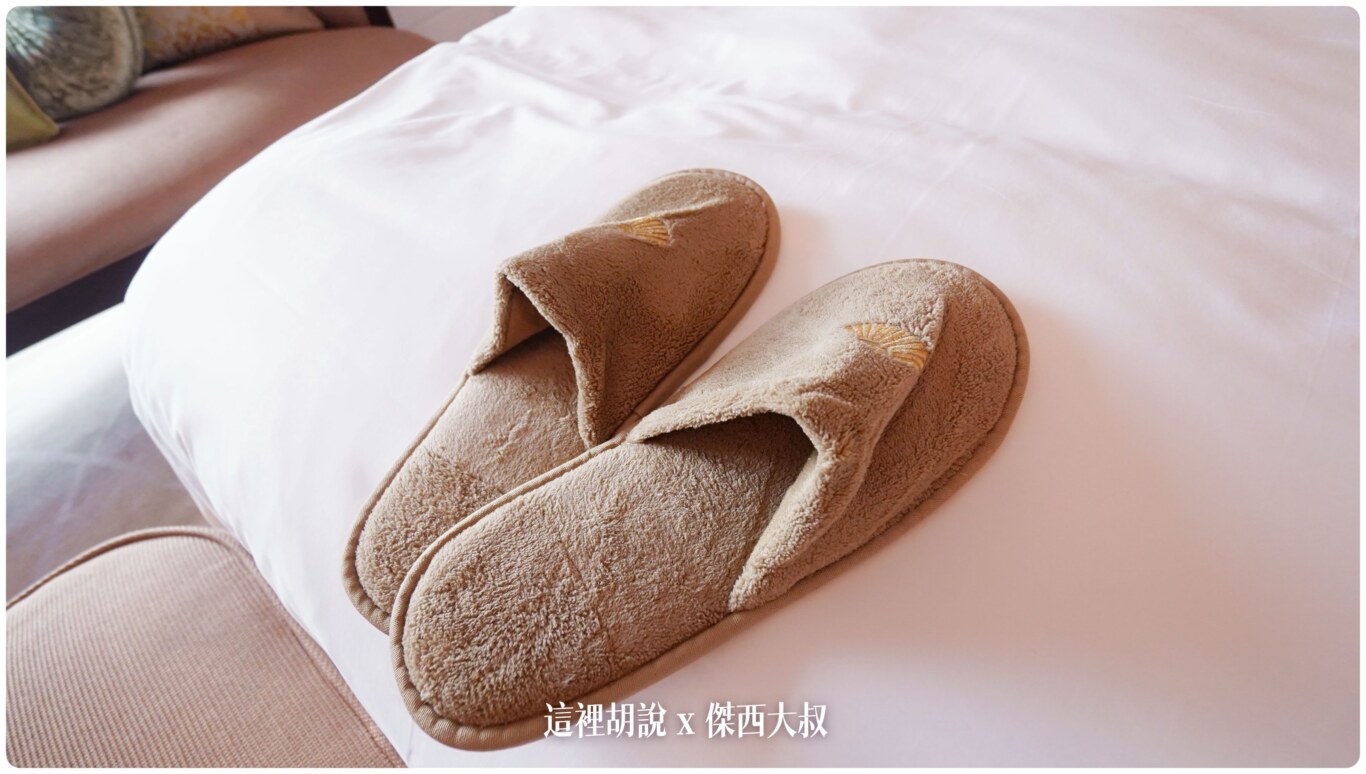 提供的拖鞋厚度很夠，很舒服