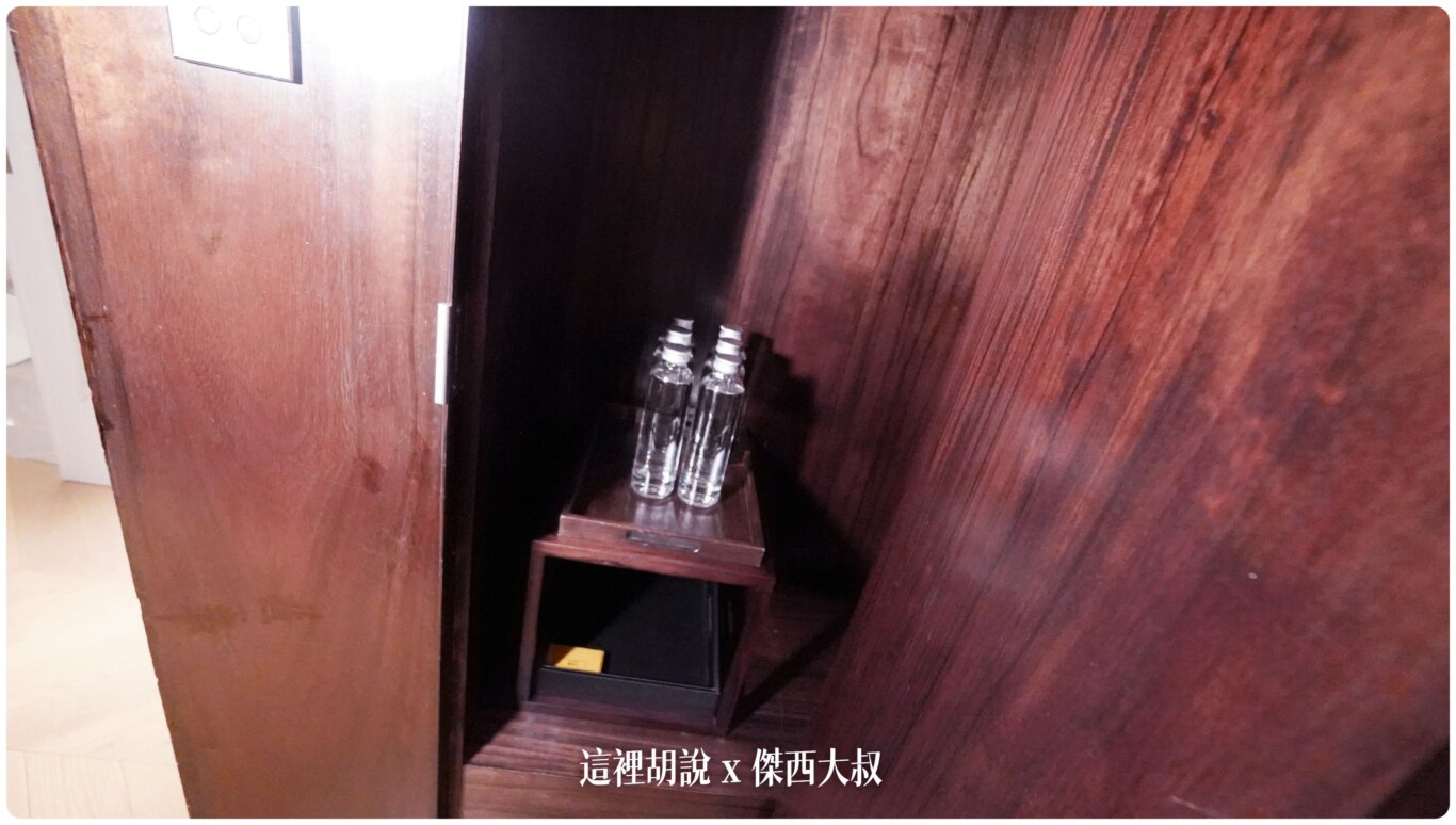 我們要了四瓶水，服務人員放在裏頭之後會亮燈讓我們知道