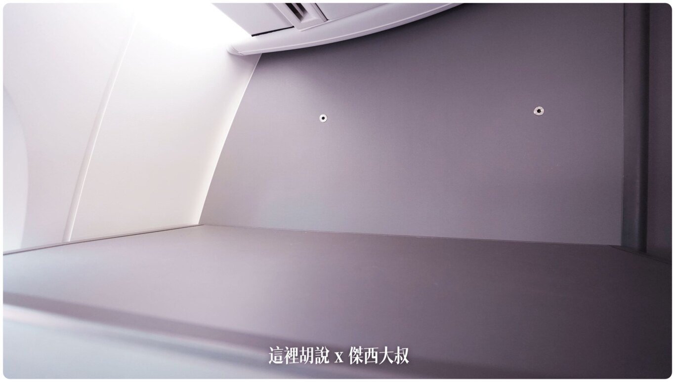 本次特別挑的位置是1A，特別想要坐一下看一下這個位置有沒有比較特別的地方，結論沒有差太多但是前放多了這平台可以暫放一下東西因為很多航空公司的商務艙第一排因為座位設計的關係會稍稍的大一些牆壁上的兩個圓洞是安裝嬰兒搖籃的位置