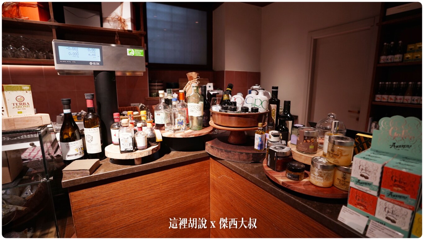 米蘭的吃 「最後的晚餐」 附近找吃的 Café Le Grazie / Autentico / Tommasi Milano：旁邊的小賣店 Autentico