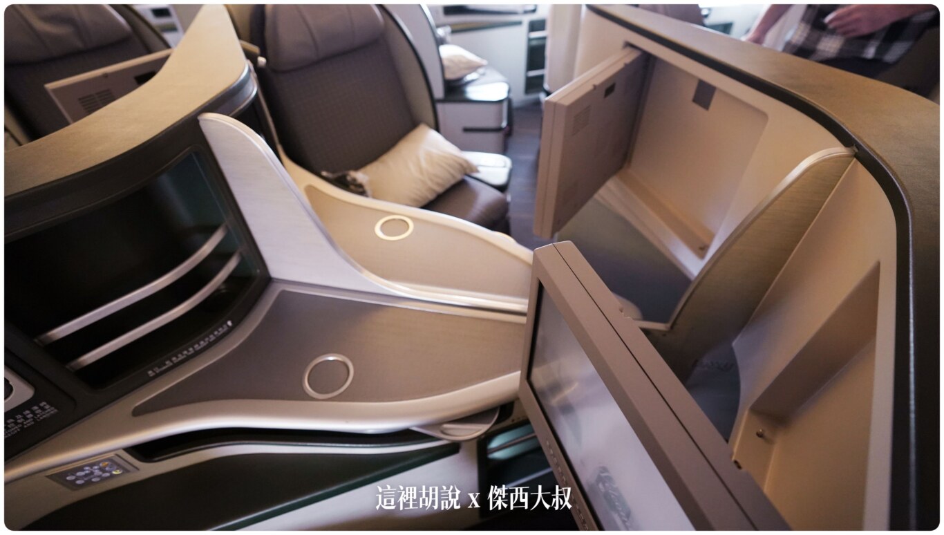 長榮航空飛行紀錄 777 (77M)商務艙 米其林一星餐點 TPE-SIN 來看長榮航空商務艙產品的小迭代：客艙產品：皇璽桂冠艙