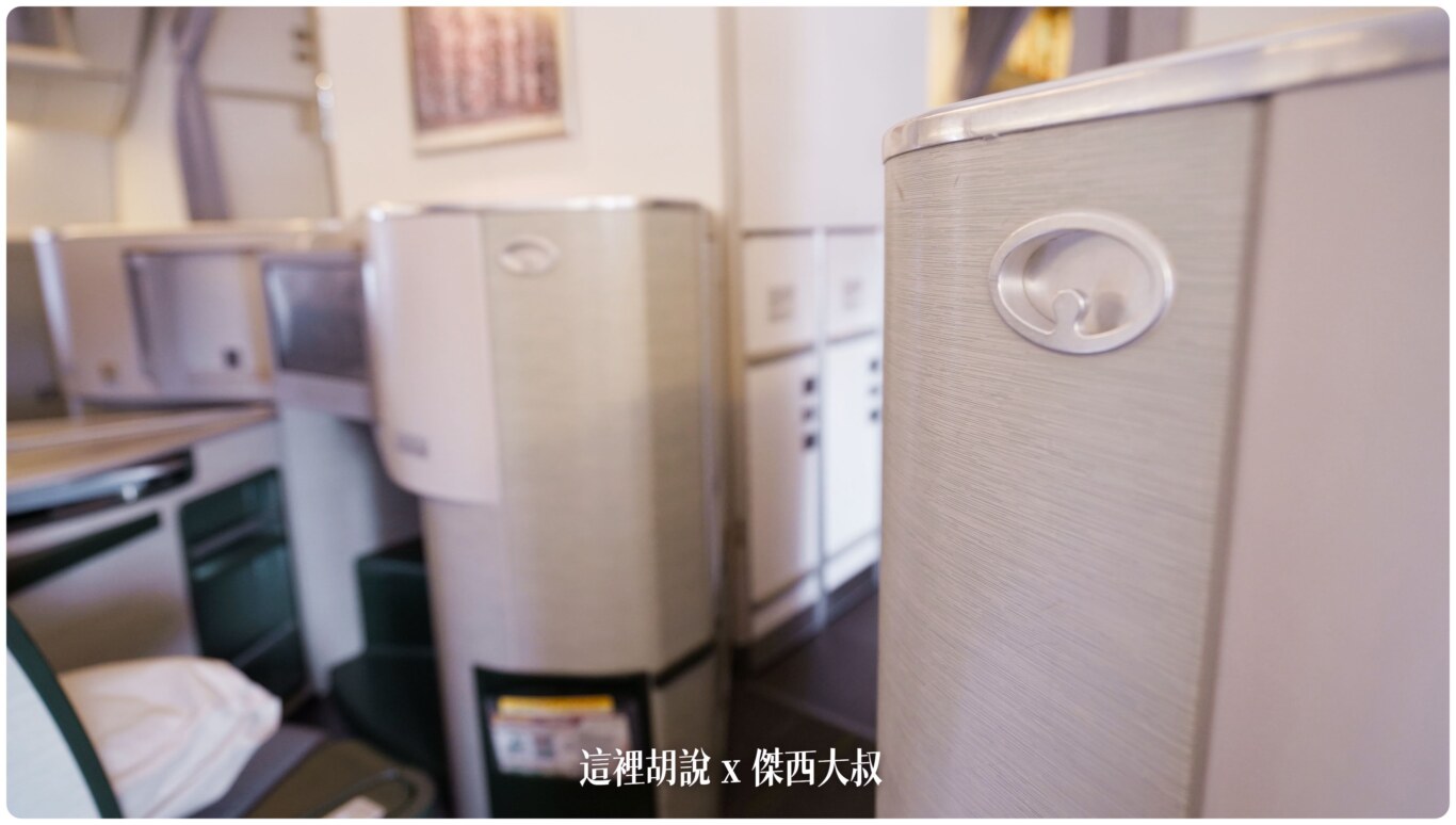 有可以掛外套的勾子