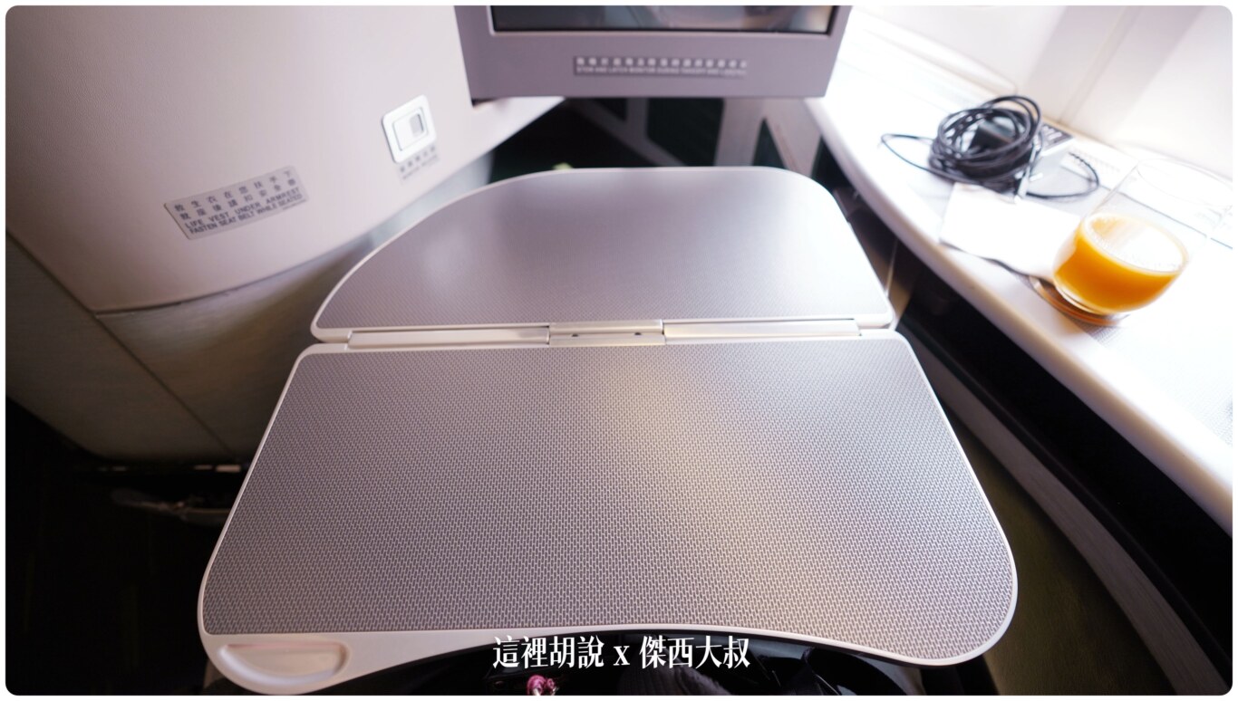 這款的桌板空間非常大