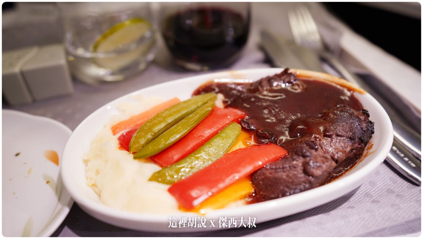 長榮航空飛行紀錄 777 (77M)商務艙 米其林一星餐點 TPE-SIN 來看長榮航空商務艙產品的小迭代：餐飲服務