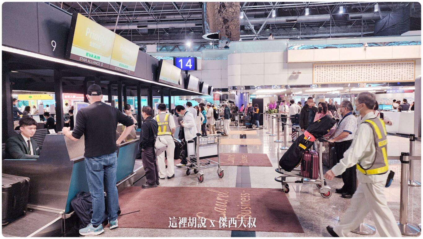 長榮商務櫃臺只要是旅客抵達櫃臺，都會有長榮航勤的工作人員協助將行李放上行李輸送帶
