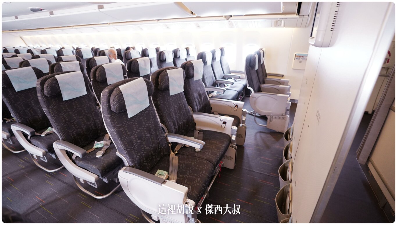 長榮航空飛行紀錄 777 (77M)商務艙 米其林一星餐點 TPE-SIN 來看長榮航空商務艙產品的小迭代：附錄：經濟艙座位
