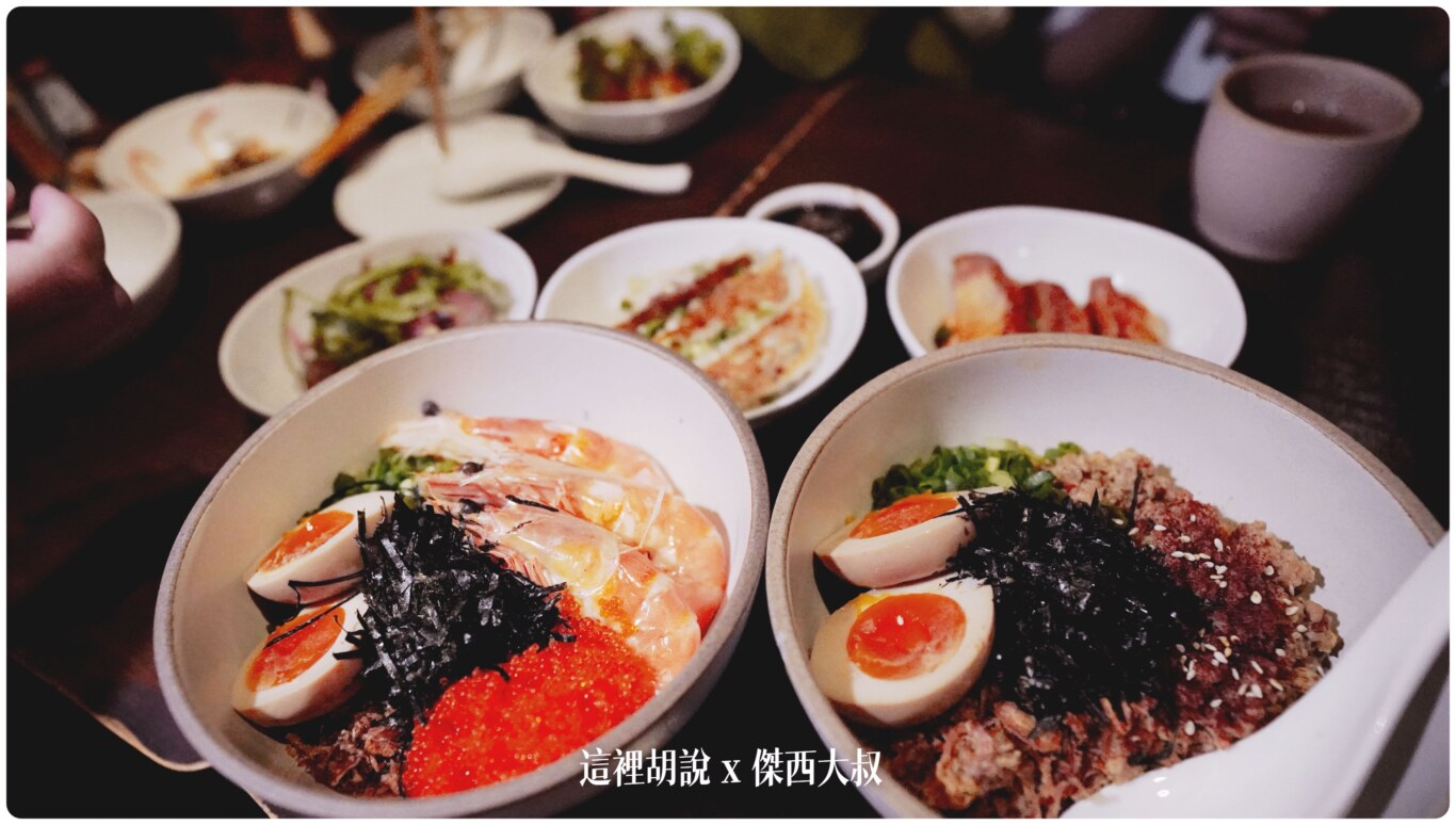 左：XO PRAWN NOODLES右：BRAISED PORK NOODLES 肉醬麵