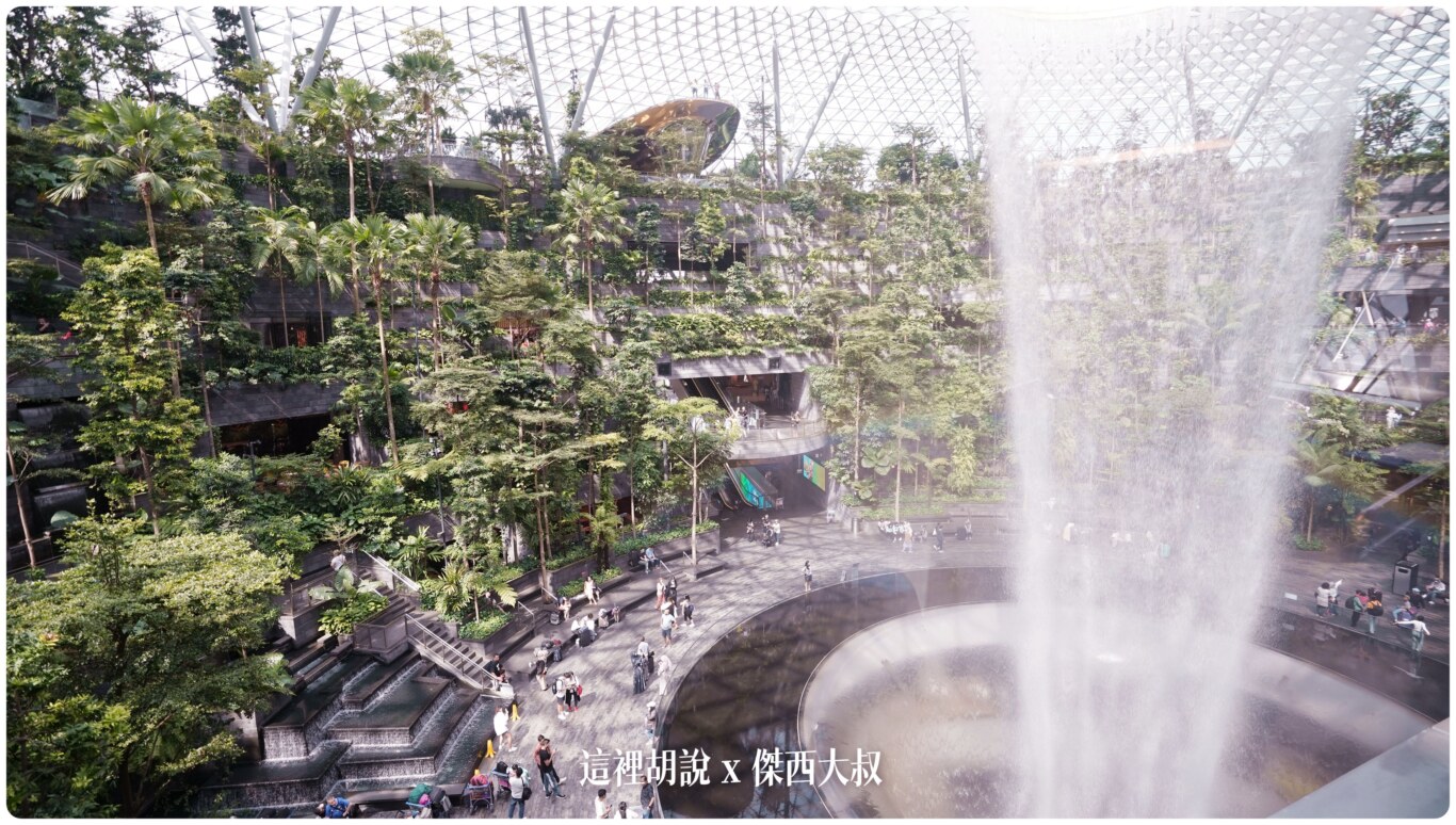 逛逛新加坡樟宜機場:星耀樟宜 有吃 有得玩 還可以住在這 早期行李托運服務:經過星耀樟宜瀑布T2-T3的列車 逛逛新加坡樟宜機場:星耀樟宜 有吃 有得玩 還可以住在這 早期行李托運服務:經過星耀樟宜瀑布T2-T3的列車