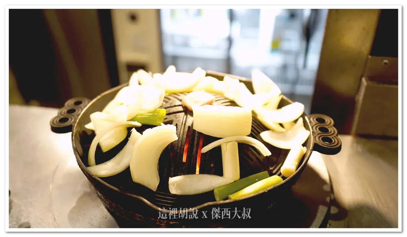烤肉一定會出現搭配的蔬菜在達摩是洋蔥跟青蔥