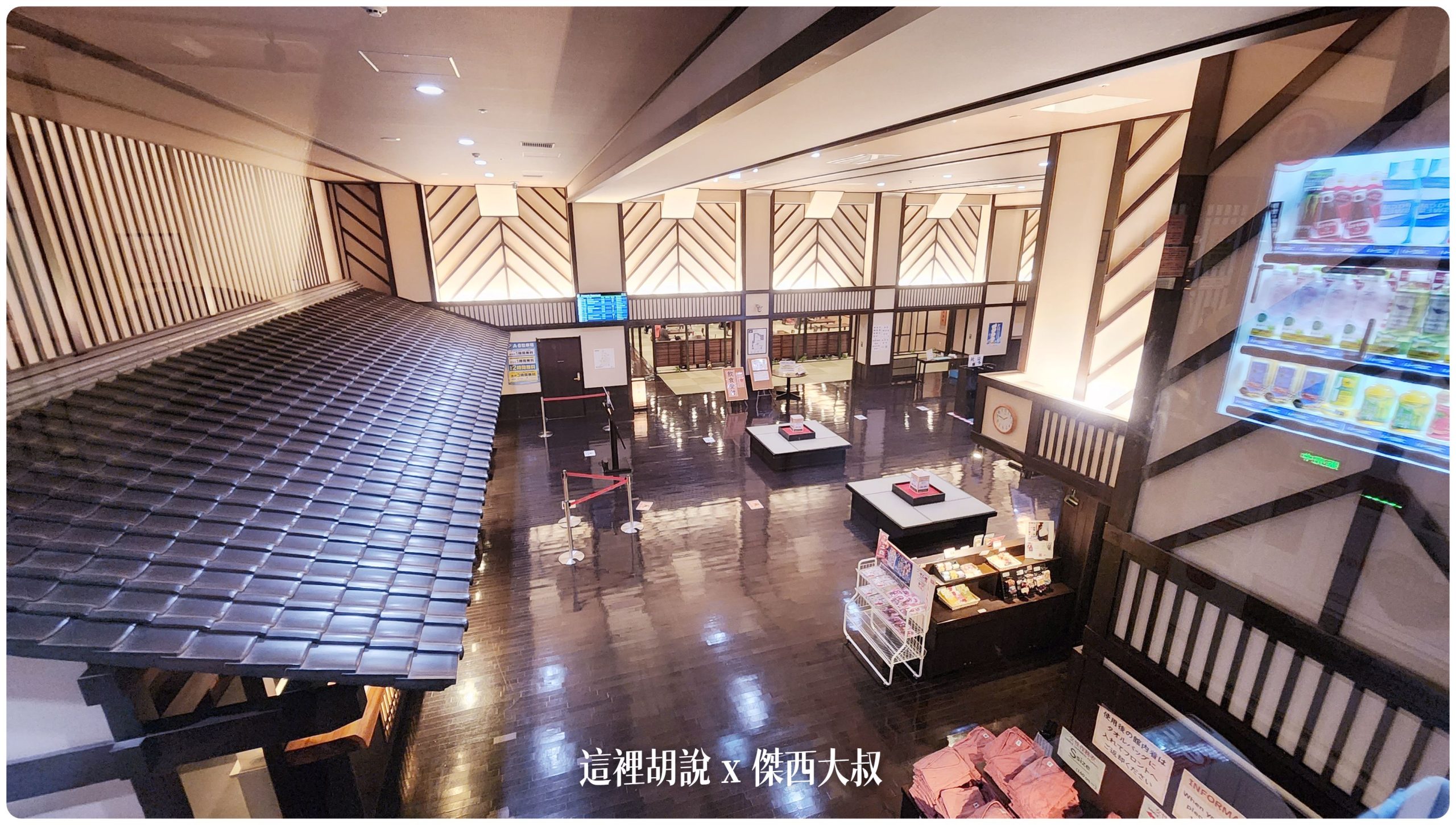 從高處看大廳，遠處是他們的食堂