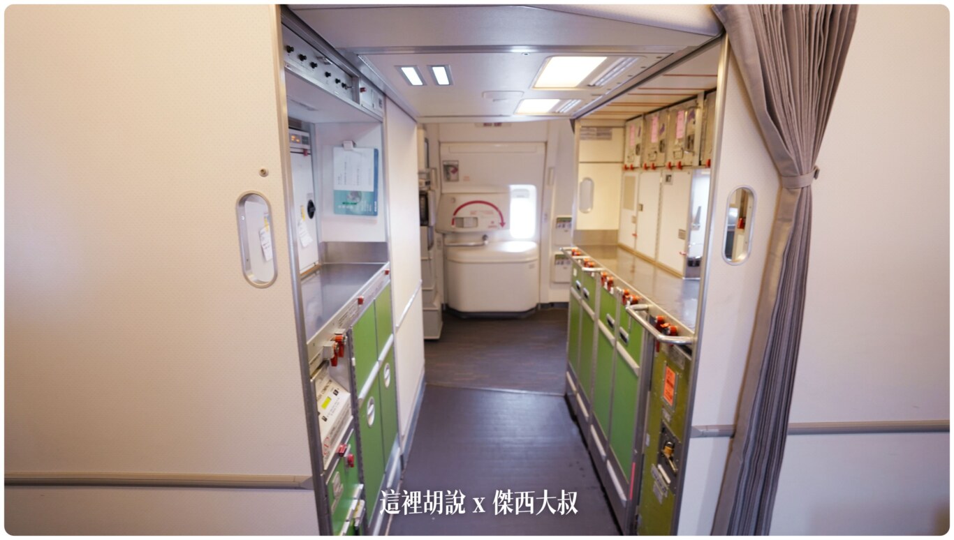 長榮航空機隊 777 三兄弟77M：目前最資深的經濟艙 TPE-BKK BR201 飛行記錄(777-300ER/77W)：中段廚房 提供經濟艙、豪華經濟艙餐點