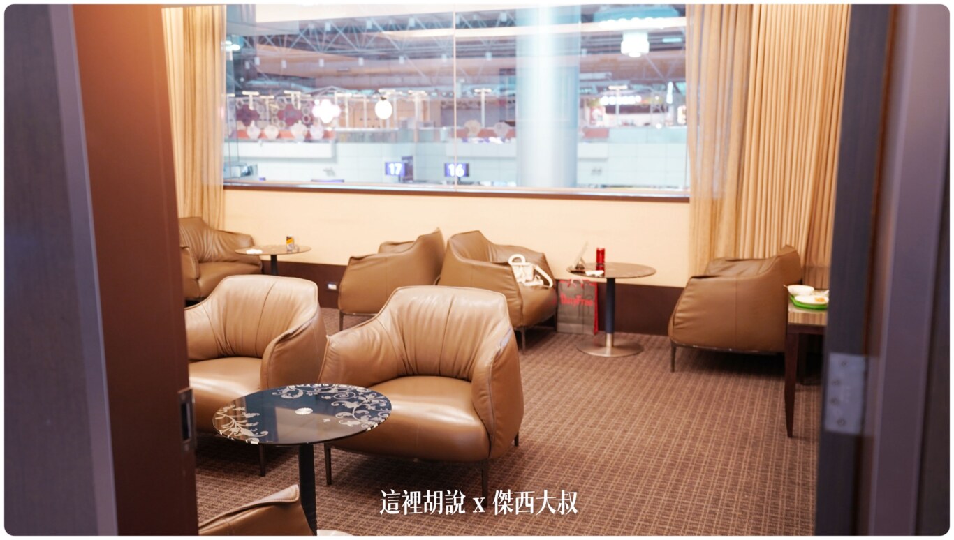 在進入STAR貴賓室的右側有兩間獨立VIP室如果人太多的話，會開放這兩供會原始用。平常時間是關閉的狀態