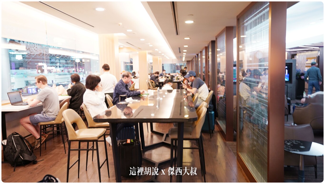 如果遇到早晨高峰的時候就會是這樣的風景，人潮非常多