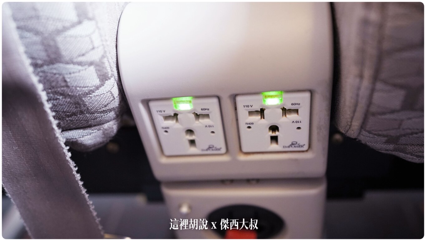 長榮航空飛行紀錄 豪華經濟艙 77M TPE-BKK BR201  (777-300ER/77W)：座位細節