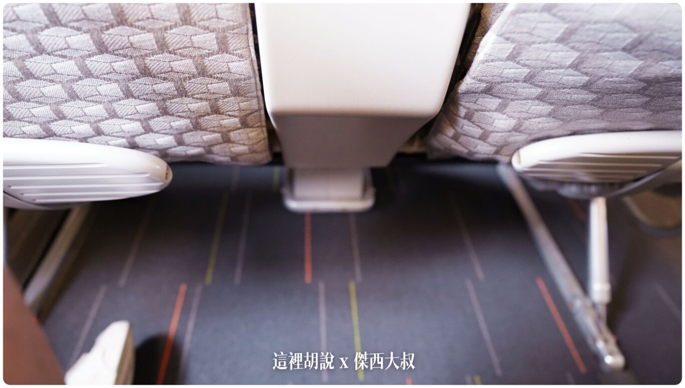 長榮航空飛行紀錄 豪華經濟艙 77M TPE-BKK BR201  (777-300ER/77W)：座位細節
