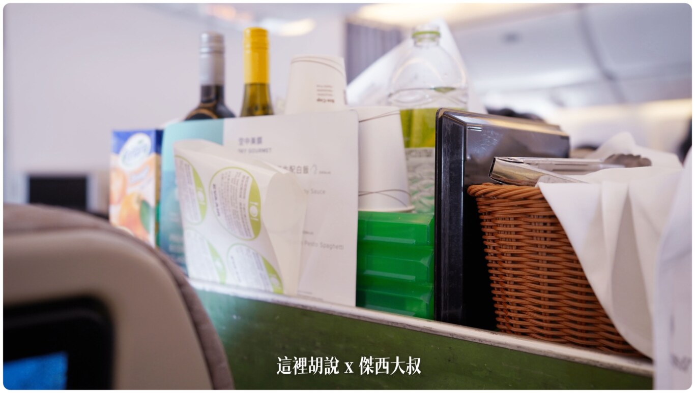 長榮航空飛行紀錄 豪華經濟艙 77M TPE-BKK BR201  (777-300ER/77W)：餐飲
