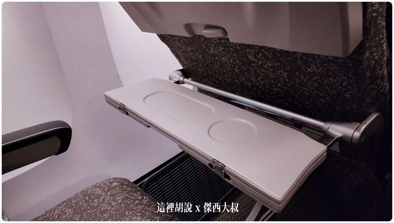長榮航空機隊 777 三兄弟77B：高密度 3-4-3 經濟艙 BKK-TPE BR68 飛行記錄 (777-300ER/77W)：一般座位桌板