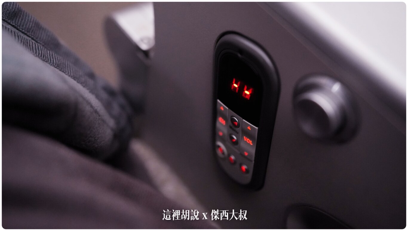 緊急出口配置的控制器比較迷你在螢幕沒拉出來的時候可以控制使用其他座位都是使用觸控