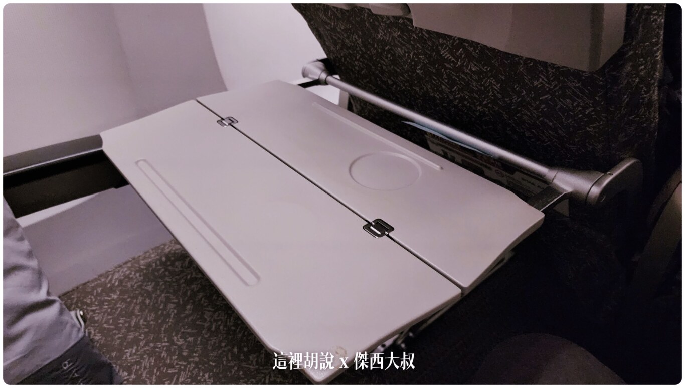 長榮航空機隊 777 三兄弟77B：高密度 3-4-3 經濟艙 BKK-TPE BR68 飛行記錄 (777-300ER/77W)：一般座位桌板