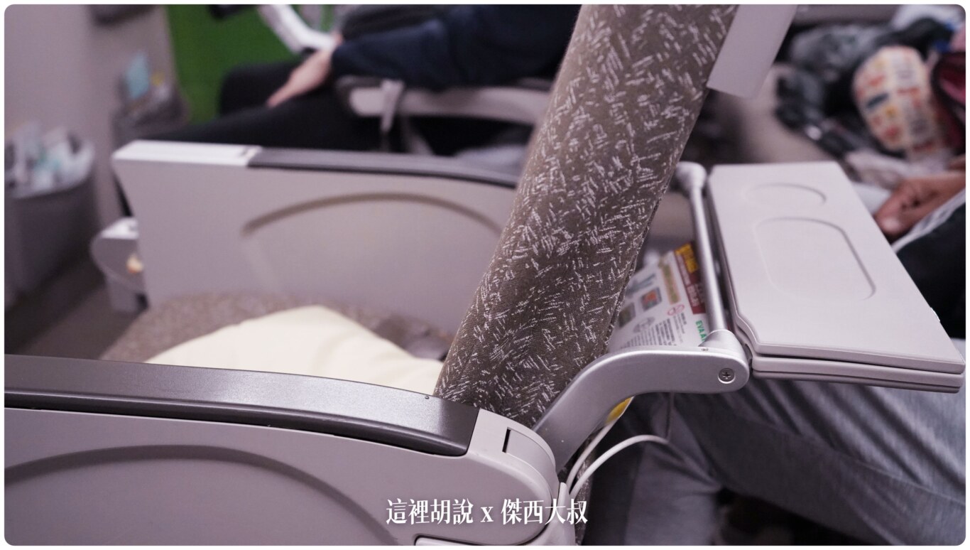 長榮航空機隊 777 三兄弟77B：高密度 3-4-3 經濟艙 BKK-TPE BR68 飛行記錄 (777-300ER/77W)：一般座位桌板