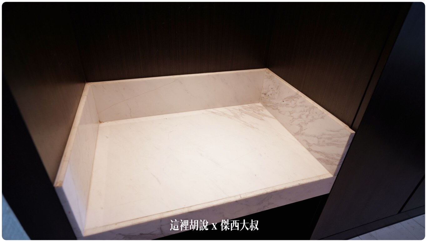 門口有放置行李的檯子