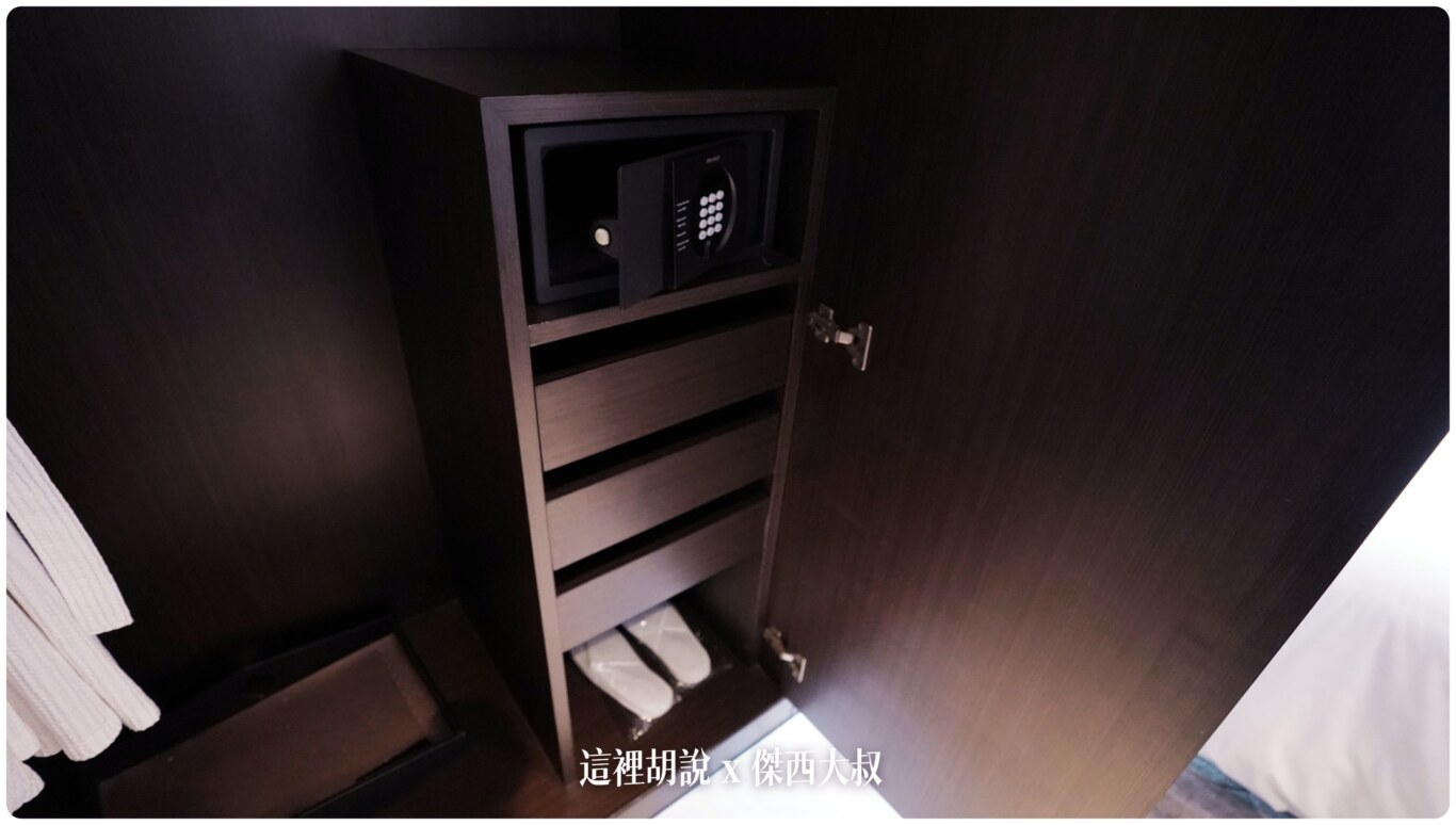 曼谷素坤逸萬豪酒店 Bangkok Marriott Hotel Sukhumvit 傑西住超過五次的曼谷飯店：MINI BAR / 衣櫥