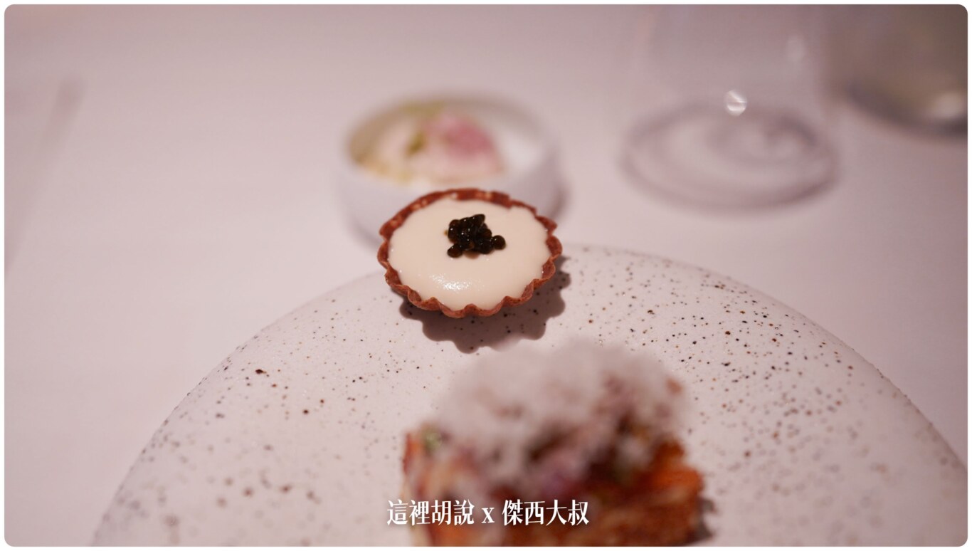上面是魚子醬下面的殼是昆布做的蠻特別的