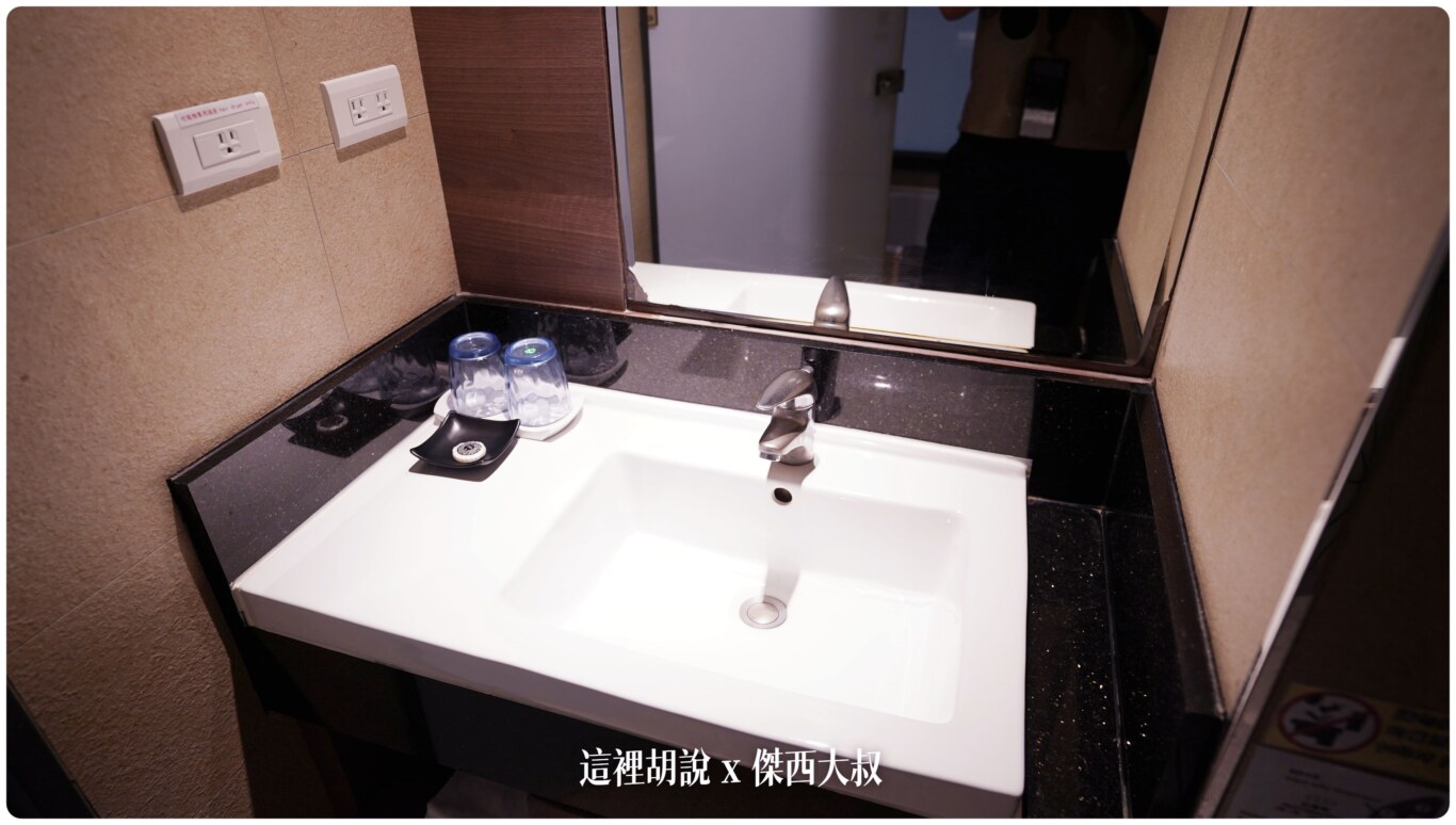 高雄碧港良居 站前店 大空間樓中樓套房：浴室