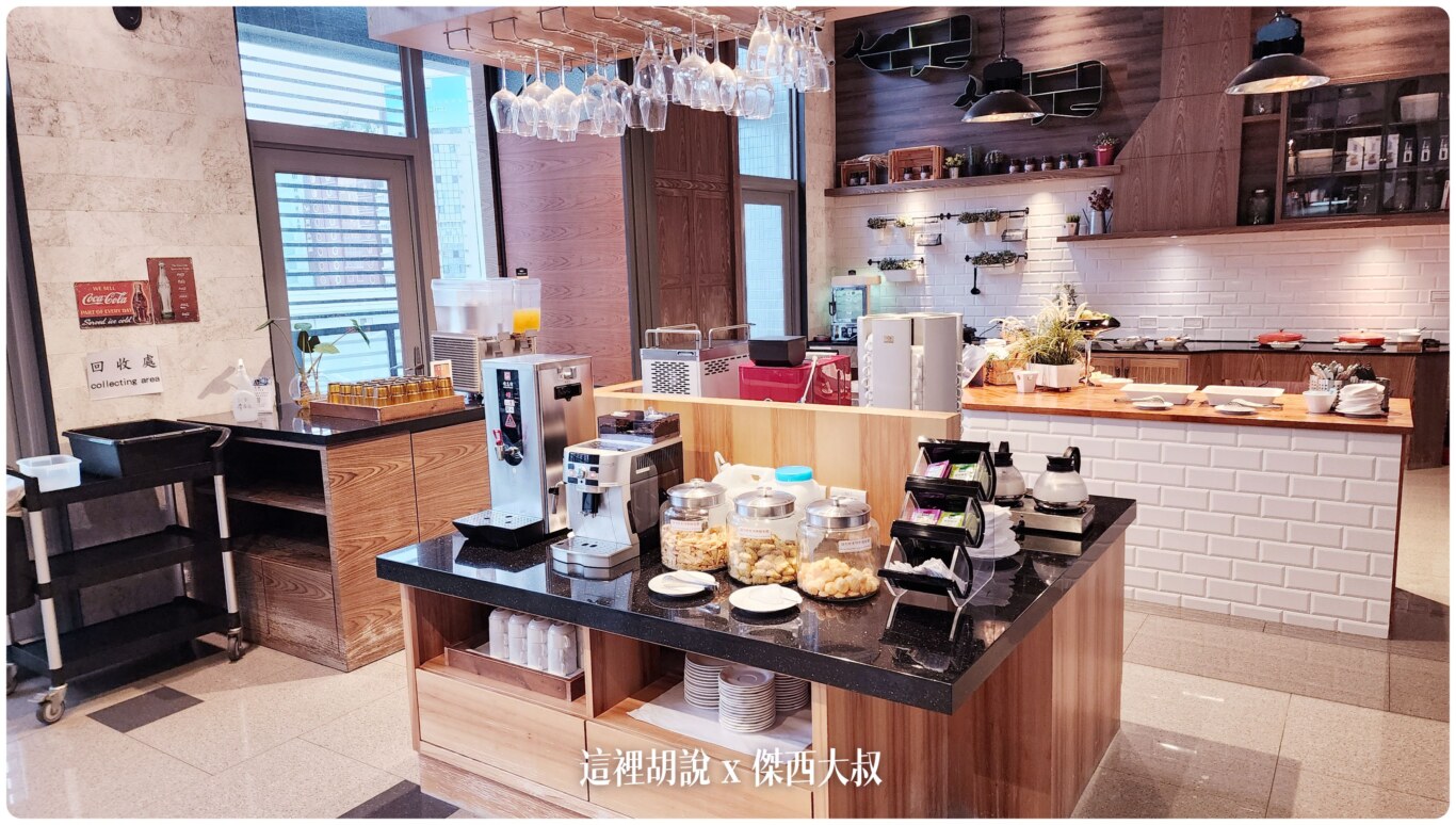 高雄碧港良居 站前店 大空間樓中樓套房：用餐空間