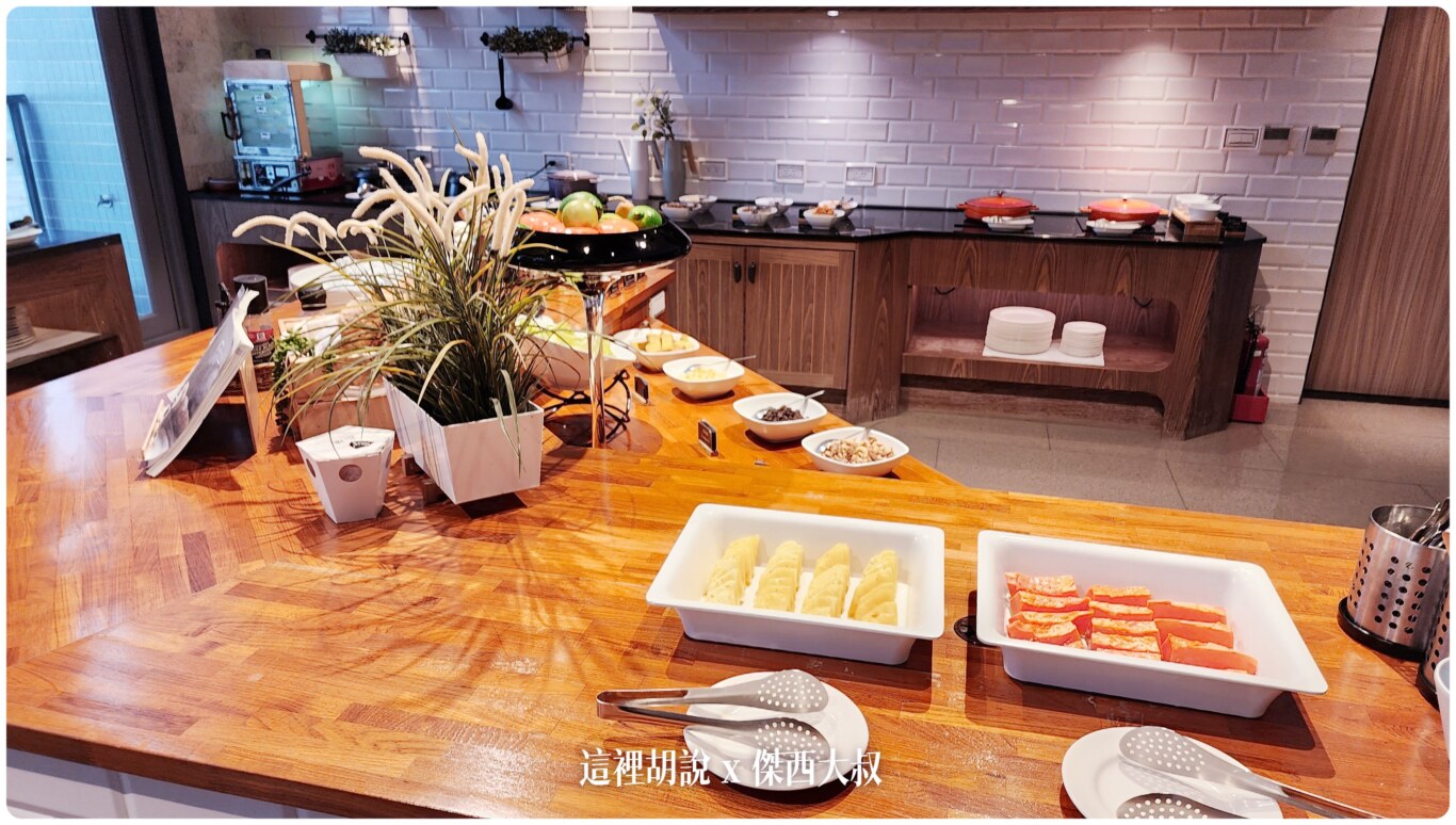 高雄碧港良居 站前店 大空間樓中樓套房：用餐空間