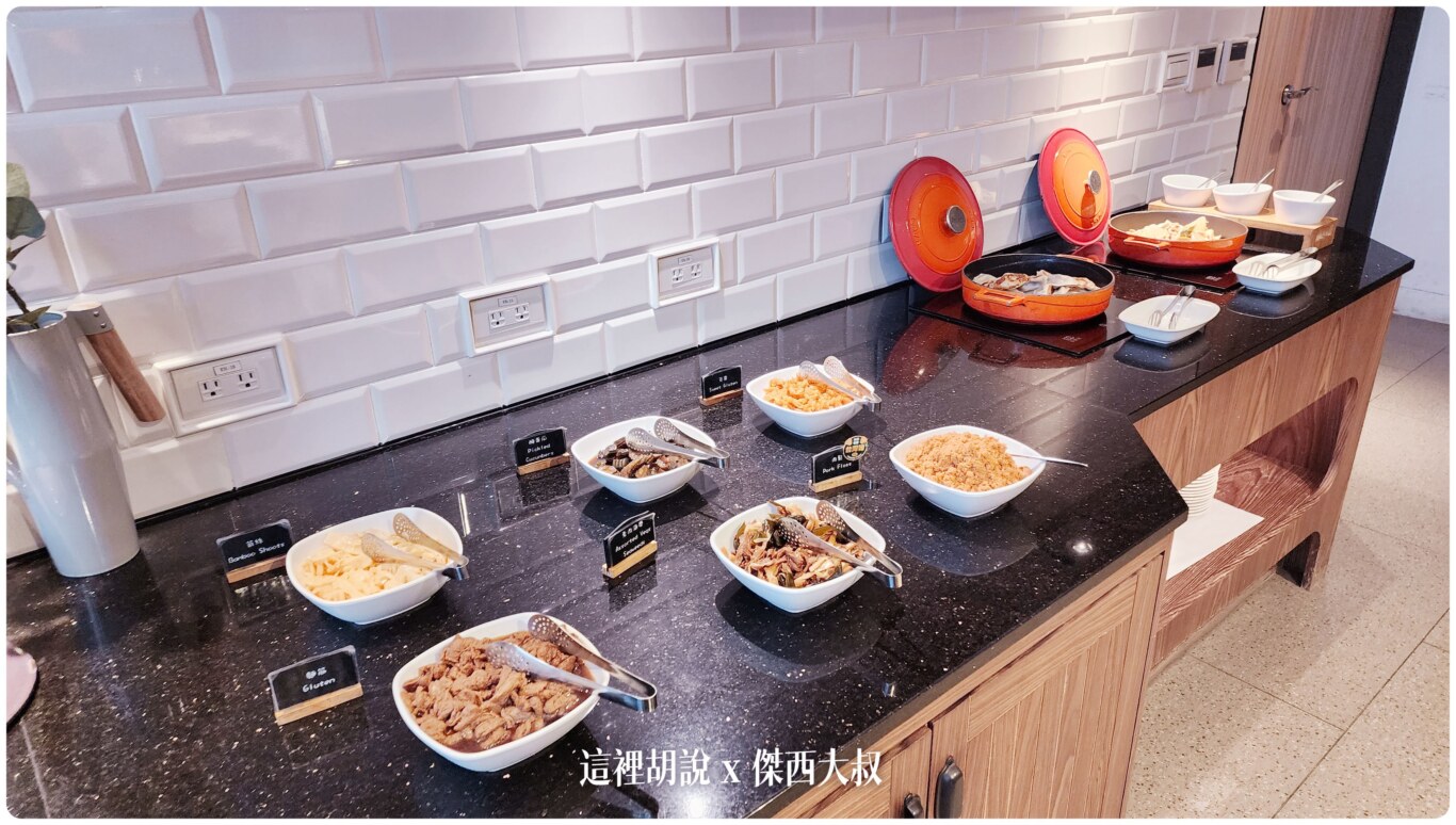 高雄碧港良居 站前店 大空間樓中樓套房：用餐空間