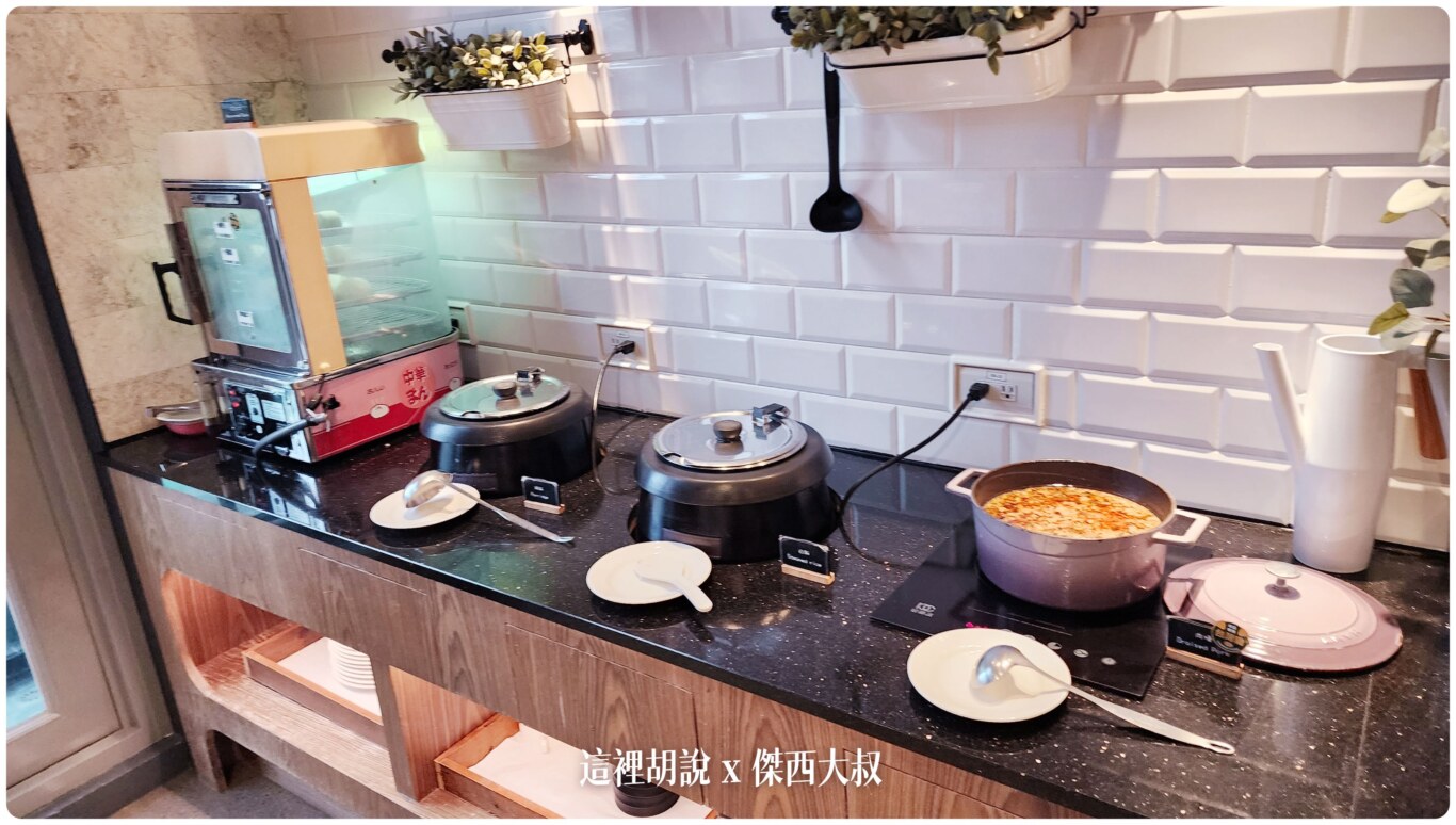高雄碧港良居 站前店 大空間樓中樓套房：用餐空間