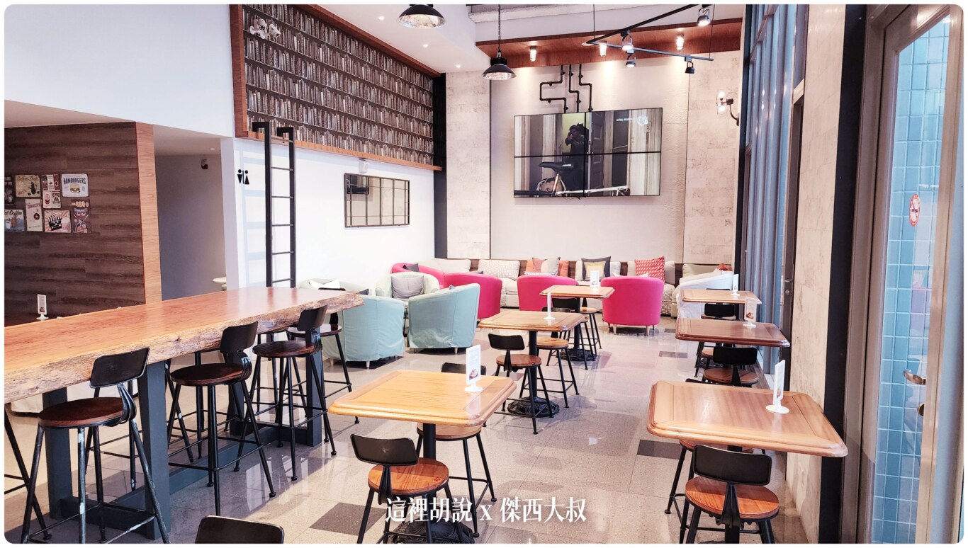 高雄碧港良居 站前店 大空間樓中樓套房：用餐空間
