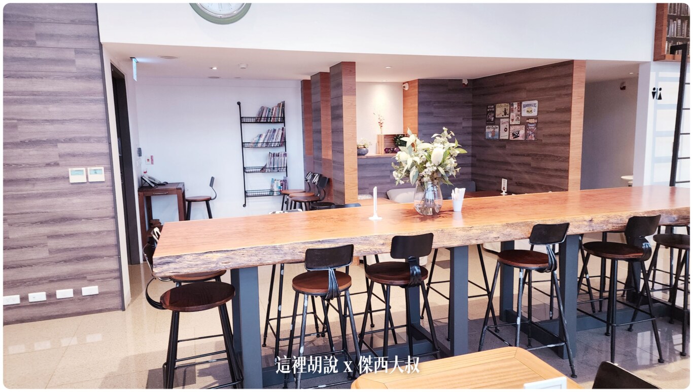 高雄碧港良居 站前店 大空間樓中樓套房：用餐空間