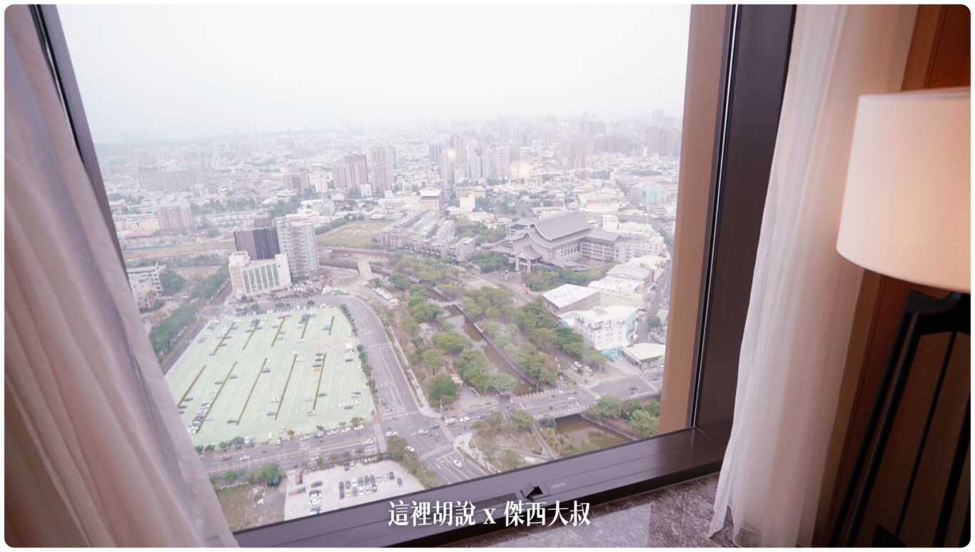 三十三樓這一面是面向市區