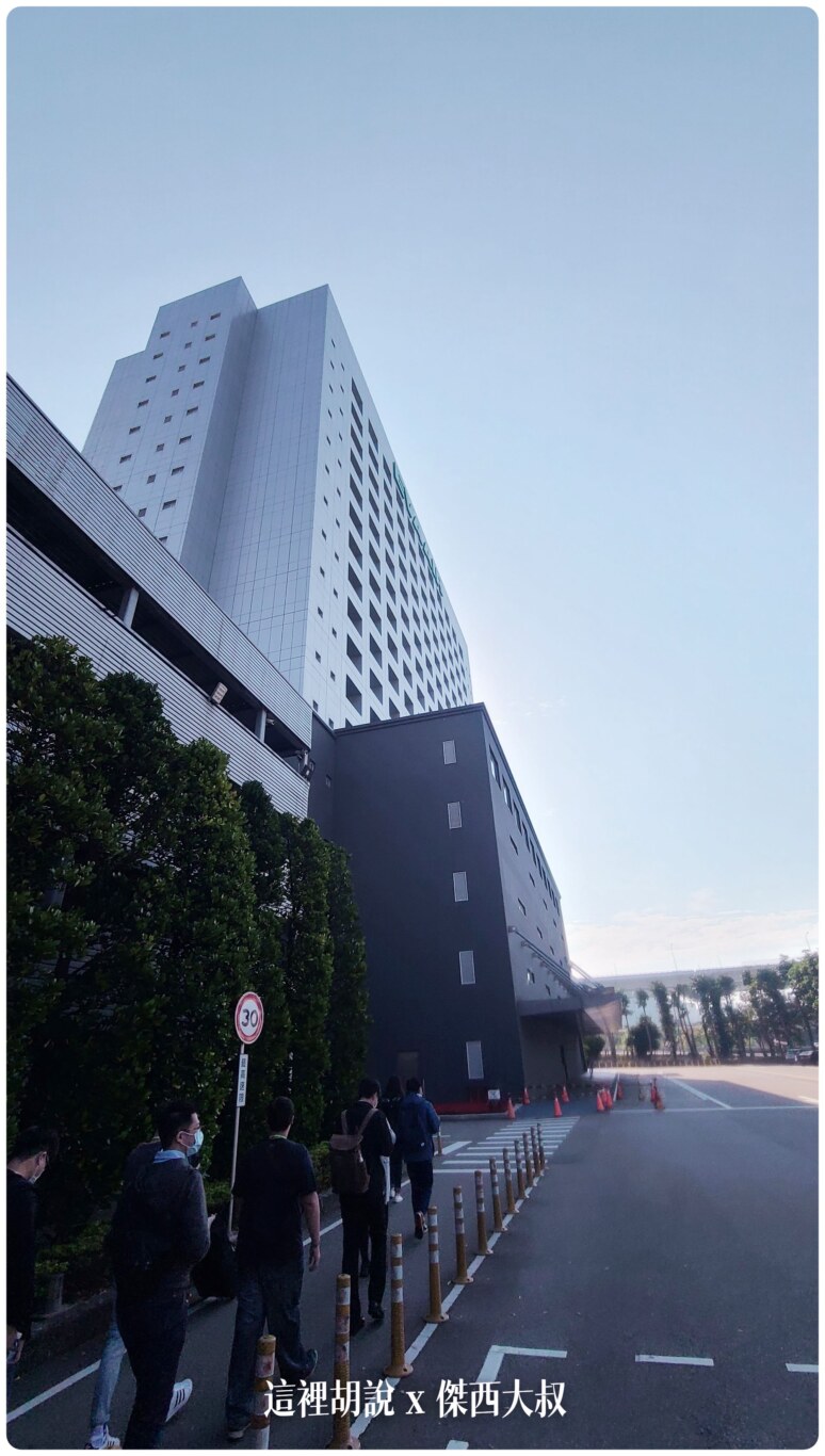 必須團進團出，所以我們在南崁大門旁邊的機場小票務櫃檯(以前啦 現在不知道是不是取消了)