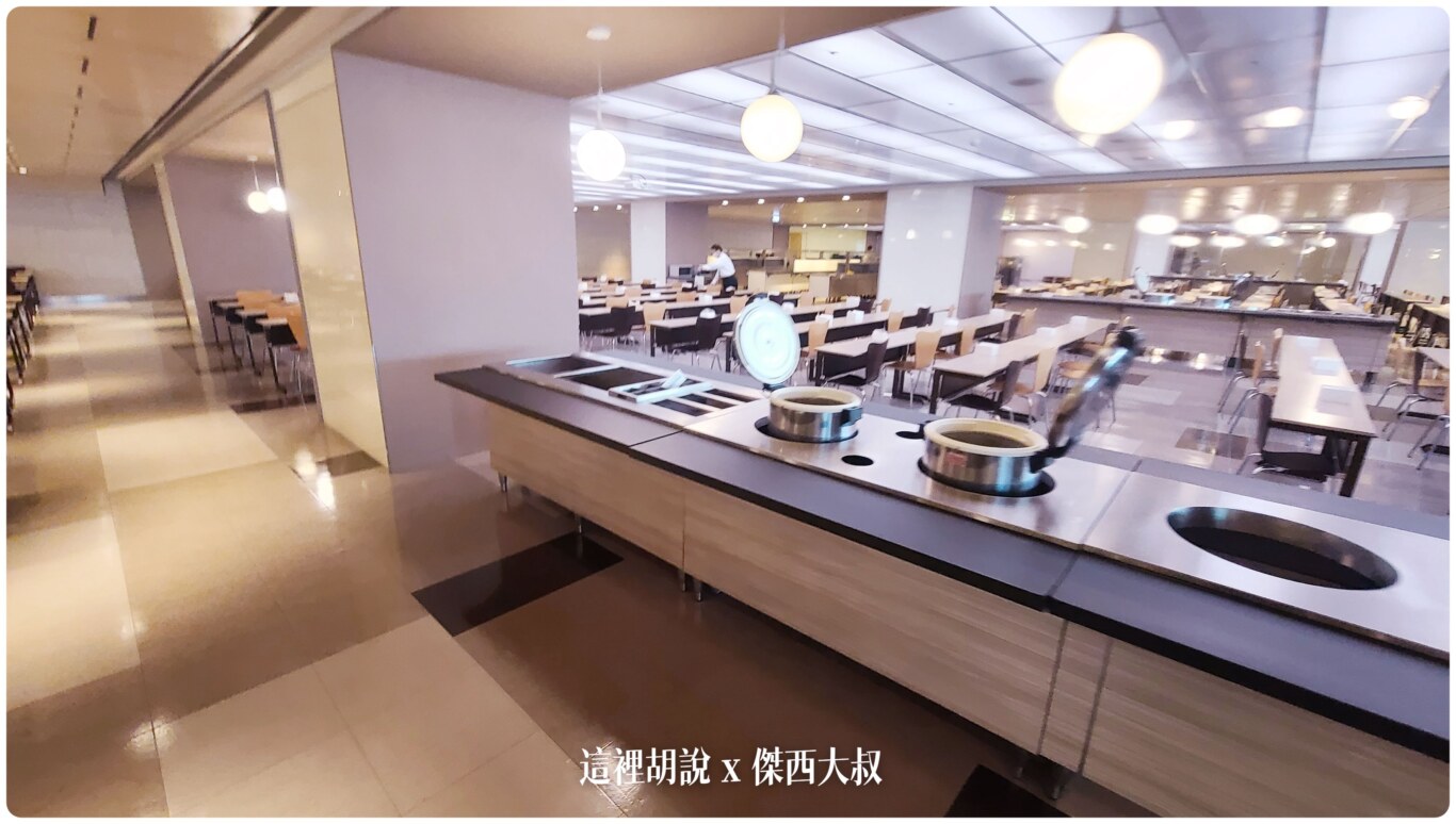 做完飛行計畫我們就來到空無一人的長榮航空的員工餐廳用餐因為是在周末，所以本來就沒有什麼的人整棟大樓只有值班人員有上班而已