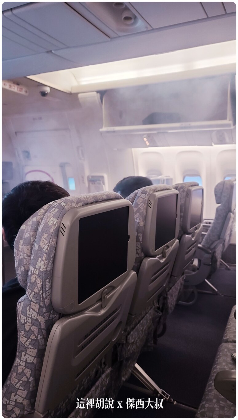 這個客艙會模擬各項設備來訓練空服組員的應變措施，包含了亂流(因為真的有可能有些年輕妹妹都沒有搭過飛機) 還有客艙失壓，客艙失火
