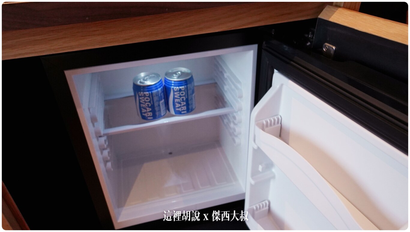 台北格拉斯麗酒店 直接復刻日本Hotel Gracery WHG集團 哥吉拉飯店/恐龍飯店：MINIBAR 書桌