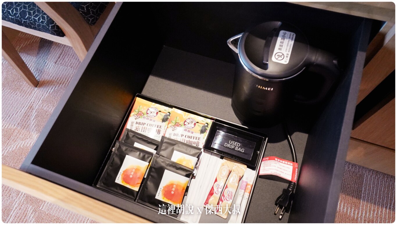 台北格拉斯麗酒店 直接復刻日本Hotel Gracery WHG集團 哥吉拉飯店/恐龍飯店：MINIBAR 書桌