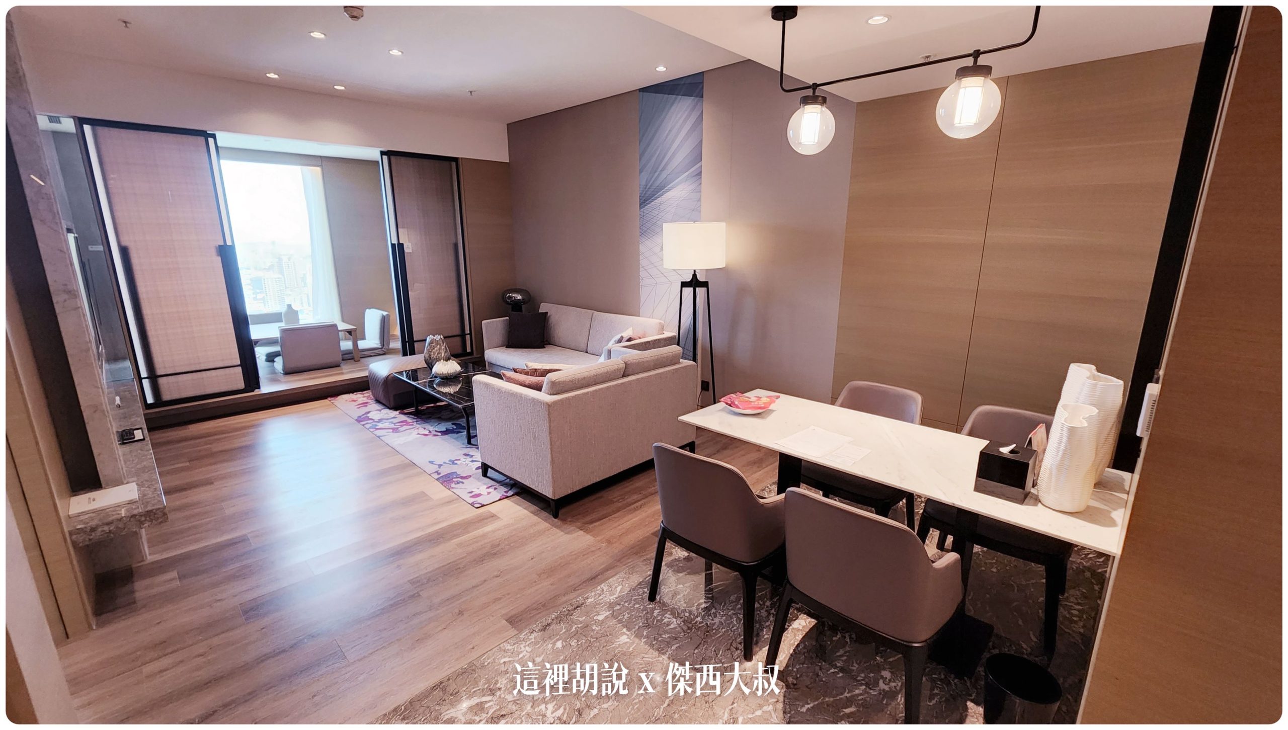 高雄萬豪酒店套房 尊榮套房跟萬豪套房照片記錄 Marriott Kaohsiung：萬豪套房：客廳區域