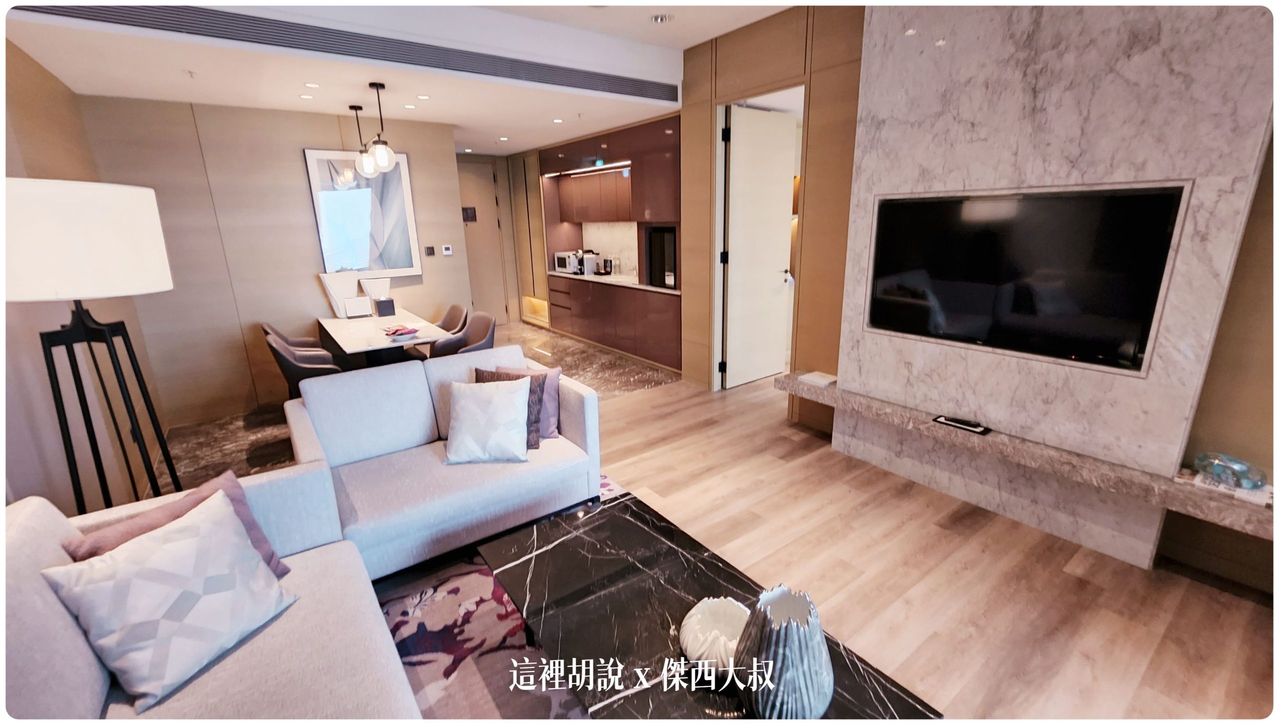 高雄萬豪酒店套房 尊榮套房跟萬豪套房照片記錄 Marriott Kaohsiung：萬豪套房：客廳區域