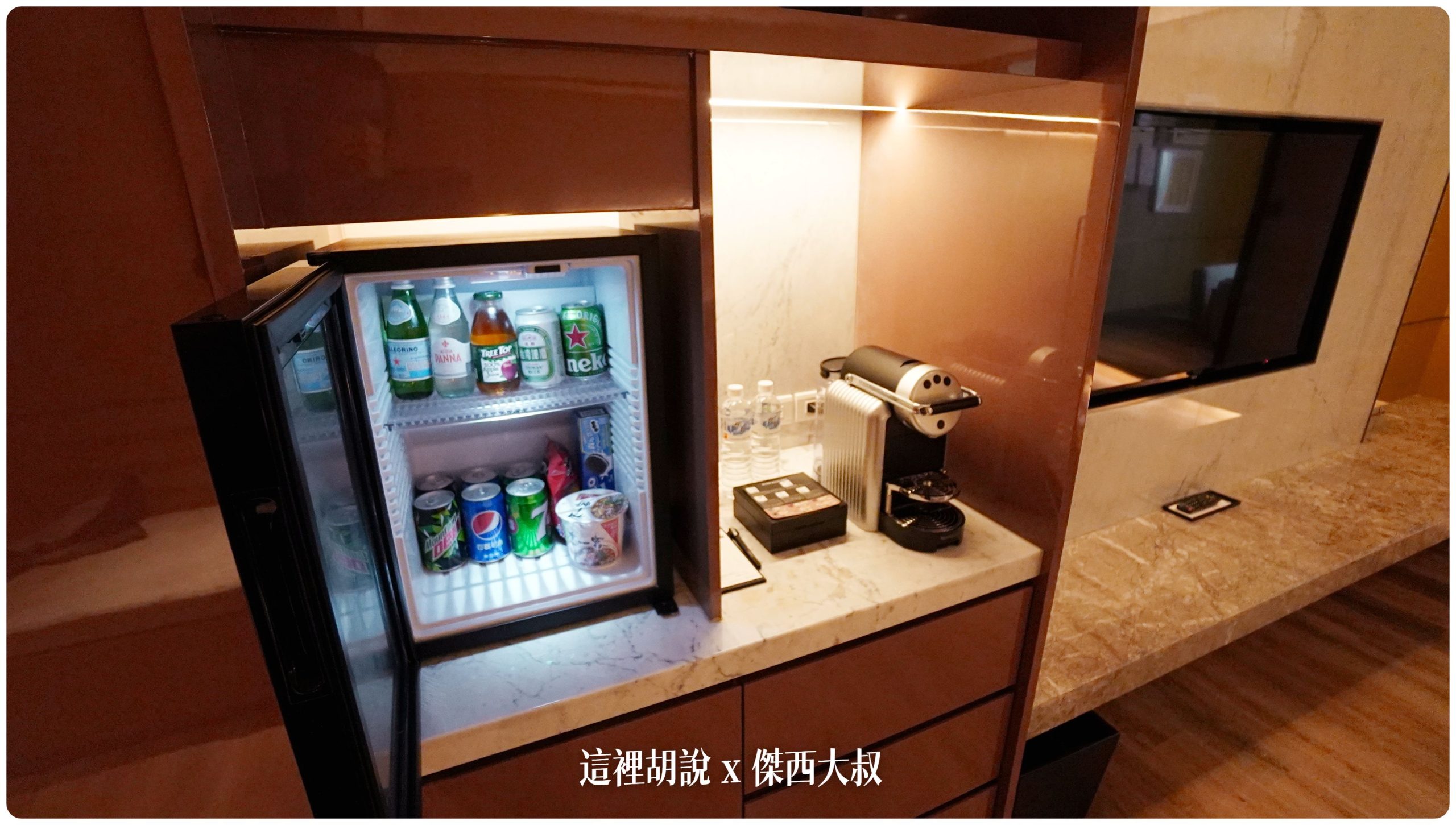 高雄萬豪酒店套房 尊榮套房跟萬豪套房照片記錄 Marriott Kaohsiung：尊榮套房：MINIBAR
