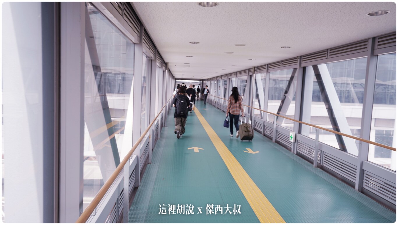 連通車站與機場之間的天橋 連通車站與機場之間的天橋