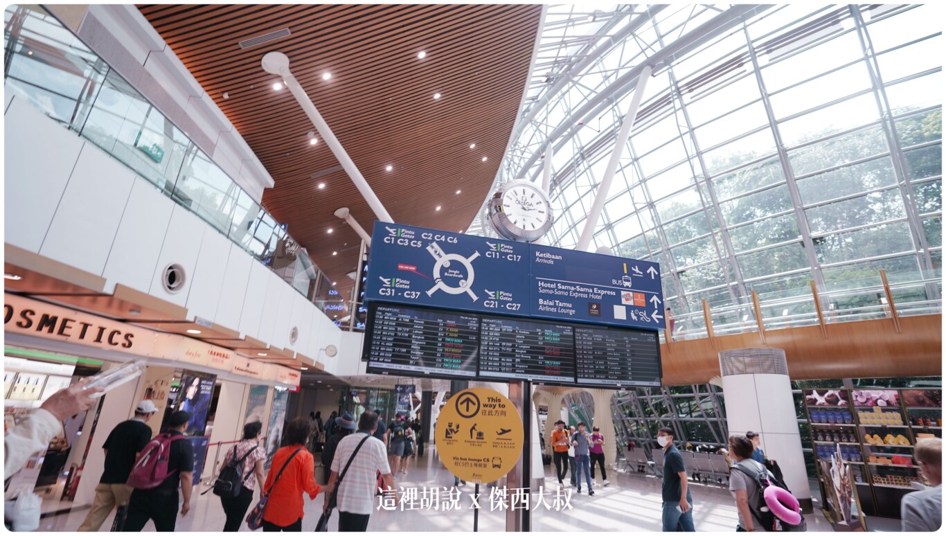 吉隆坡機場 第一航廈/KLIA1 非管制區分層介紹 轉機注意事項：抵達馬來西亞入境流程：前往C5搭乘接駁車，回到主航廈通關