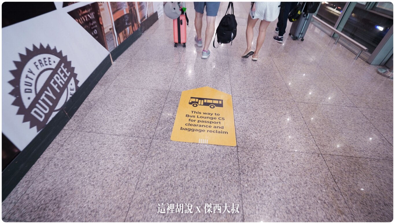 吉隆坡機場 第一航廈/KLIA1 非管制區分層介紹 轉機注意事項：抵達馬來西亞入境流程：前往C5搭乘接駁車，回到主航廈通關