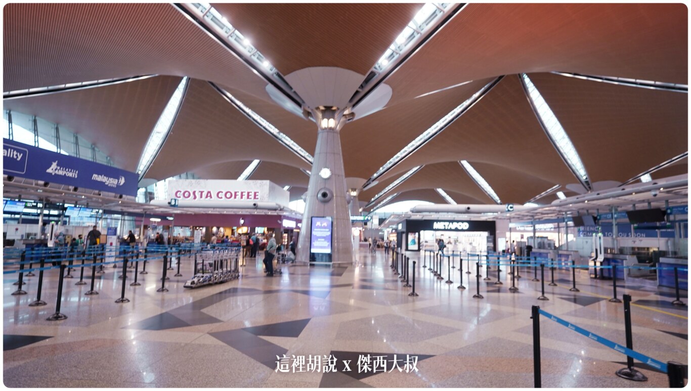 接近左側國內線的區域COSTA COFFEE這一排，有亞坤、跟7-11